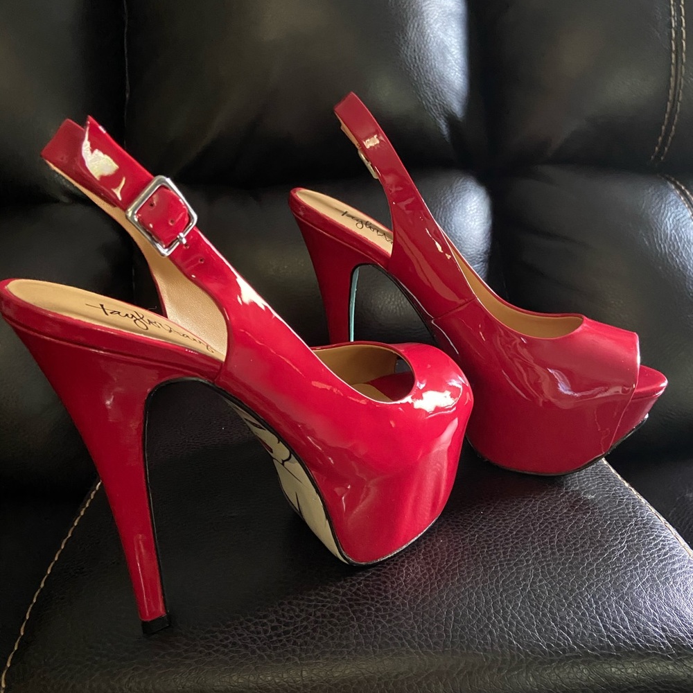 Taylor Says Glenda Peep Toe Pump